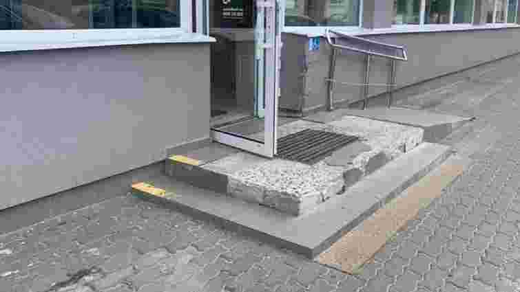 У Луцьку на керівника відділення банку склали протокол через пошкоджені сходи