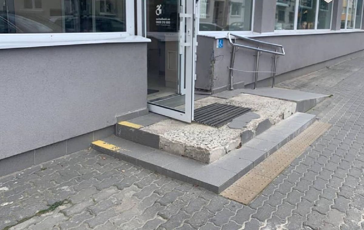 У Луцьку на керівника відділення банку склали протокол через пошкоджені сходи