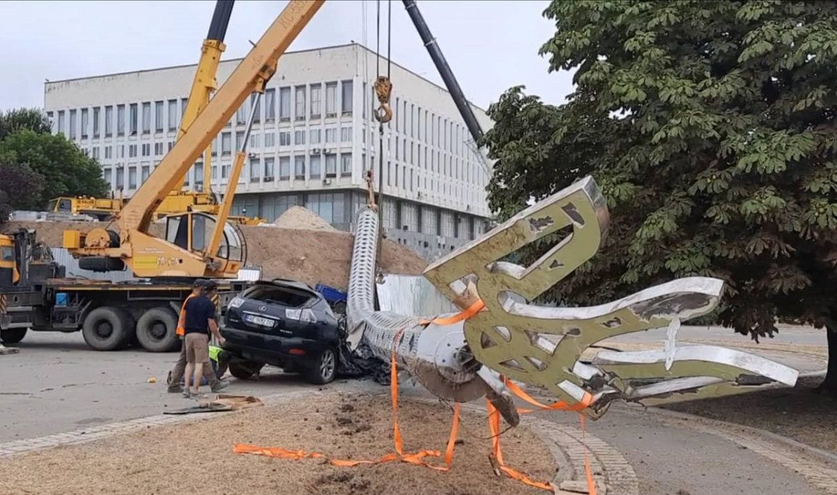 У Херсоні впав 70-метровий флагшток і розтрощив Lexus чиновника