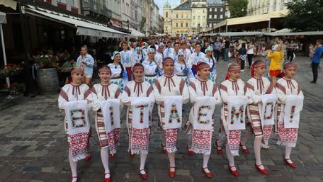 Центром Львова пройшов парад учасників ювілейного фестивалю «Етновир»