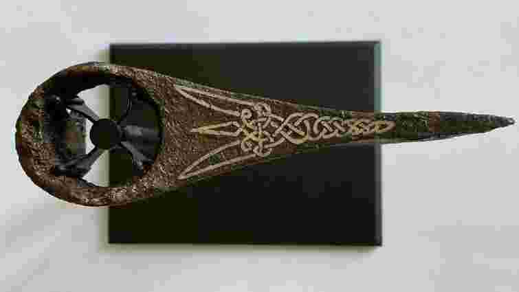 Львів’янин викупив у «чорних археологів» унікальну сокиру з тризубом і передав у музей