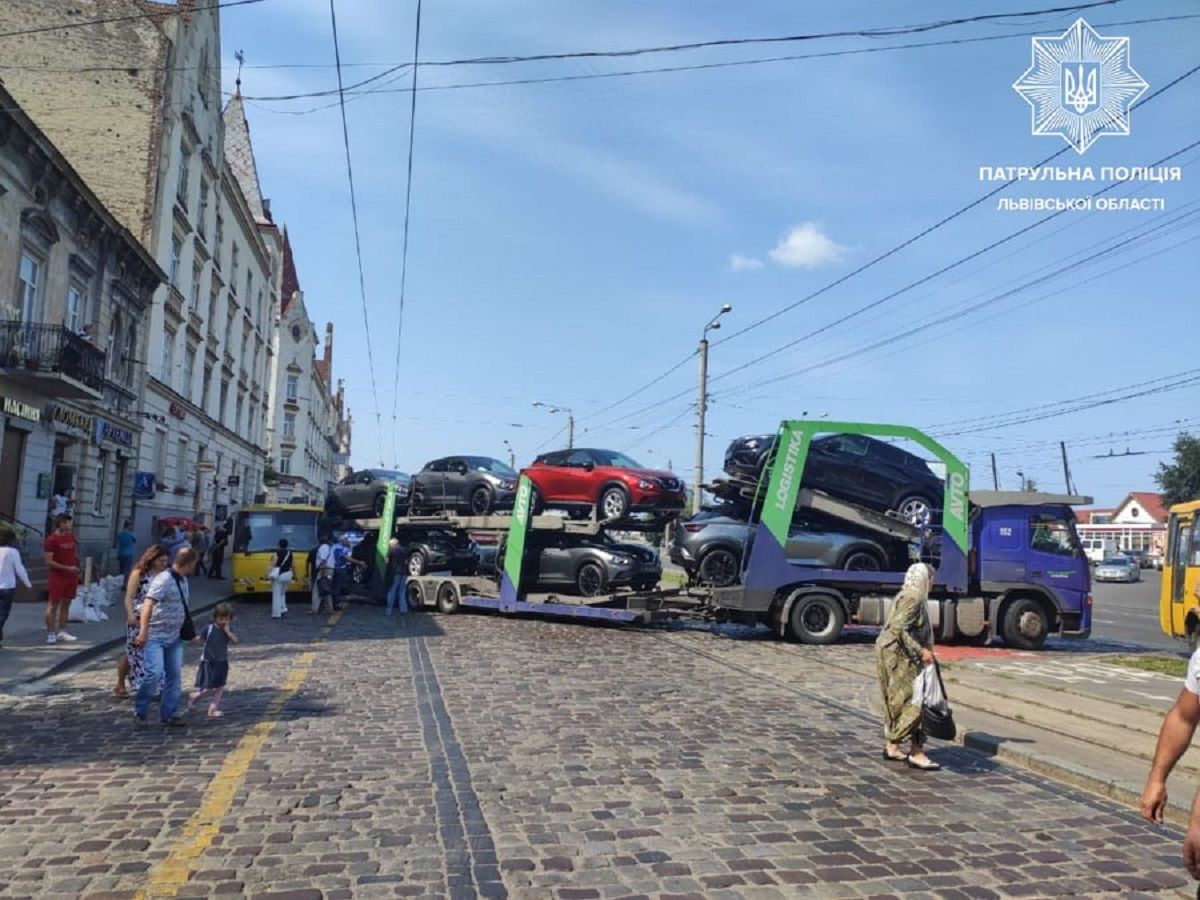 Автотягач в’їхав у маршрутку біля вокзалу у Львові
