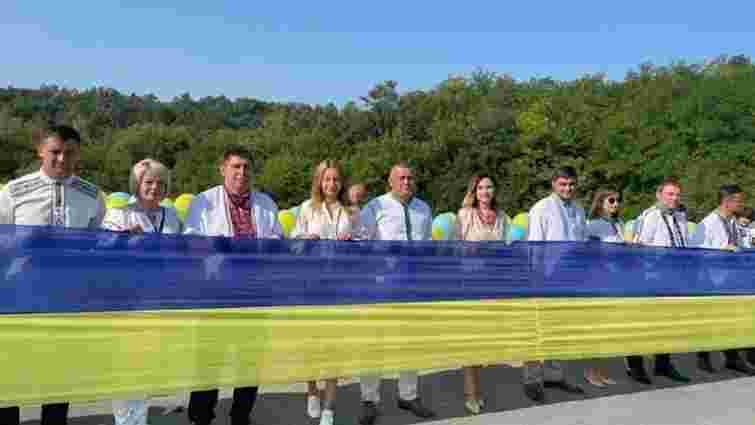 Між Тернопільщиною та Хмельниччиною розгорнули найдовший прапор України
