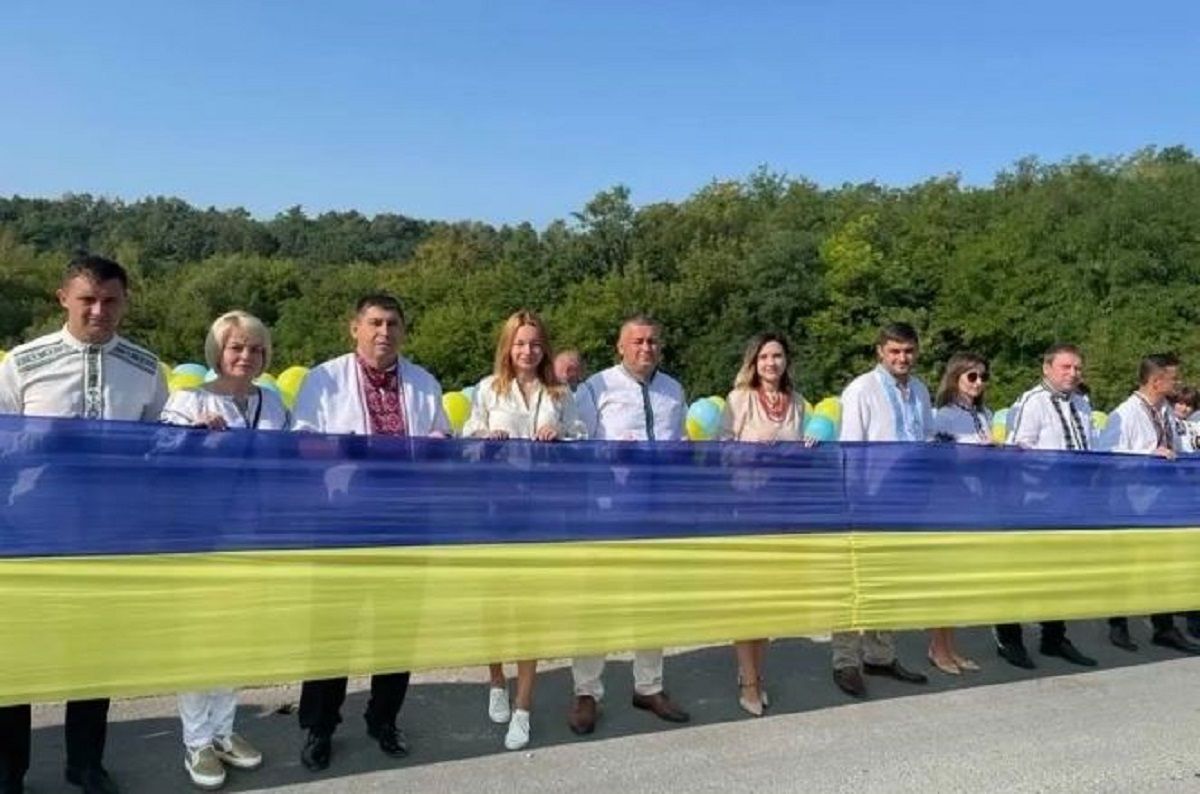 Між Тернопільщиною та Хмельниччиною розгорнули найдовший прапор України