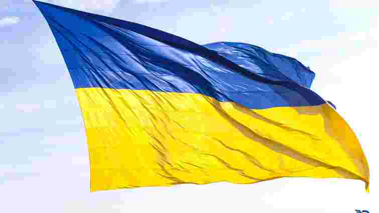 У Києві дрон підняв у небо державний прапор України рекордного розміру