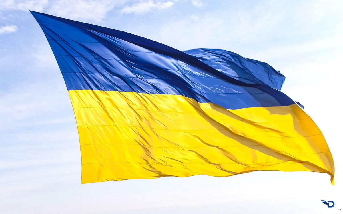 У Києві дрон підняв у небо державний прапор України рекордного розміру