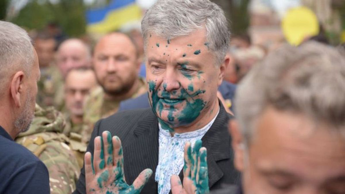 Петра Порошенка облили зеленкою після Маршу захисників в Києві