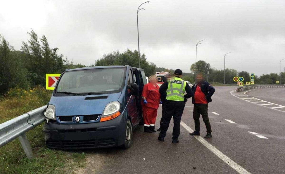 На Рівненщині мікроавтобус в'їхав у відбійник, двоє людей загинули