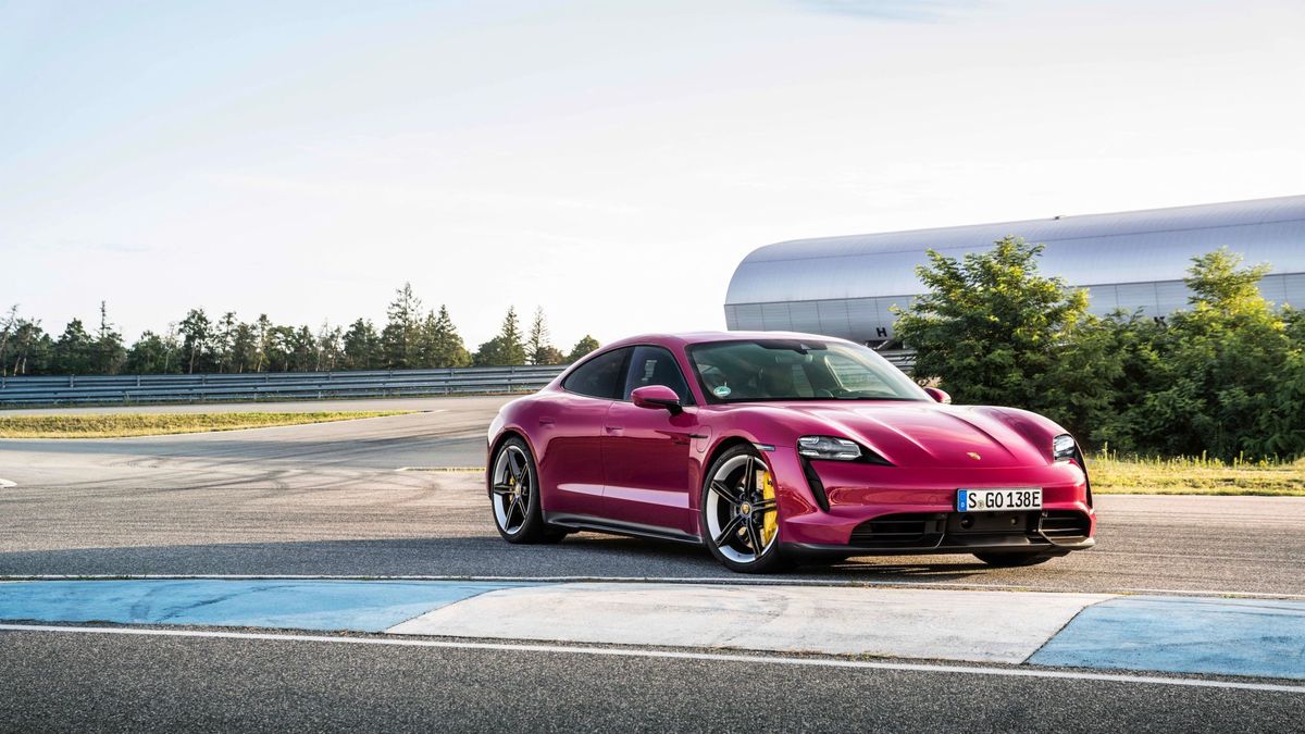 На ринок вийшли оновлені Porsche Taycan та Taycan Cross Turismo