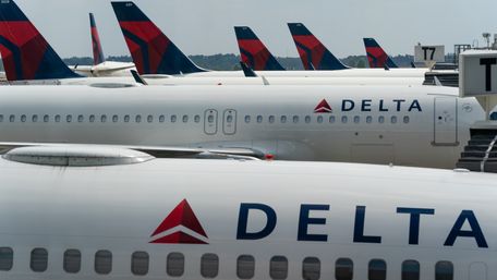 Американська авіакомпанія Delta стягуватиме із зарплати нещеплених працівників 200 доларів