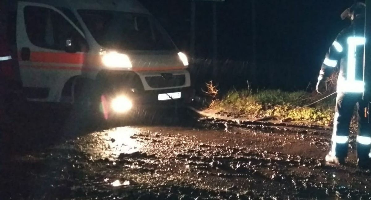 Через негоду на Рівненщині медики приїхали до хворого на пожежній цистерні