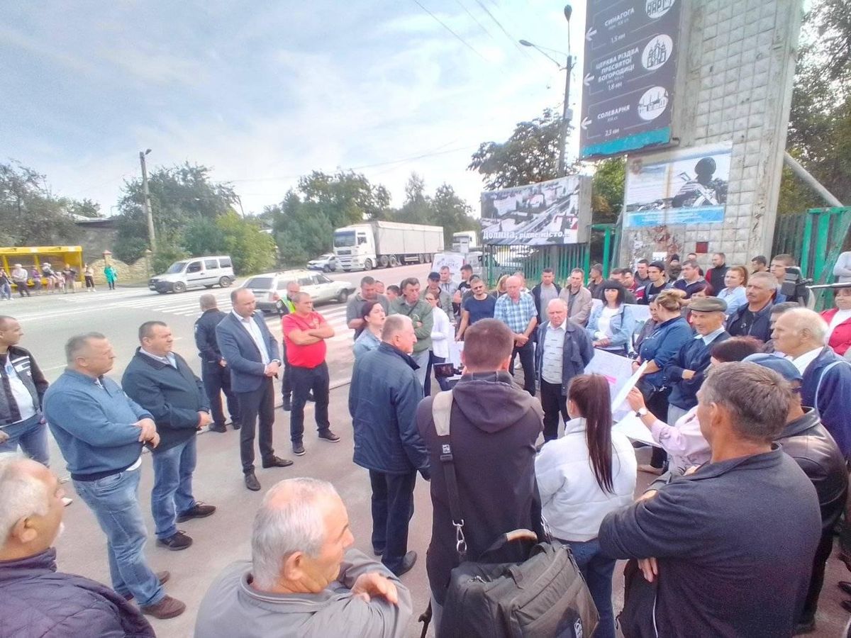 У Долині мешканці шести сіл перекрили трасу Стрий – Івано-Франківськ
