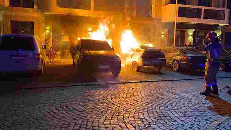 Внаслідок пожежі на парковці у центрі Ужгорода згоріли два авто
