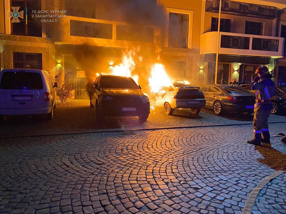 Внаслідок пожежі на парковці у центрі Ужгорода згоріли два авто
