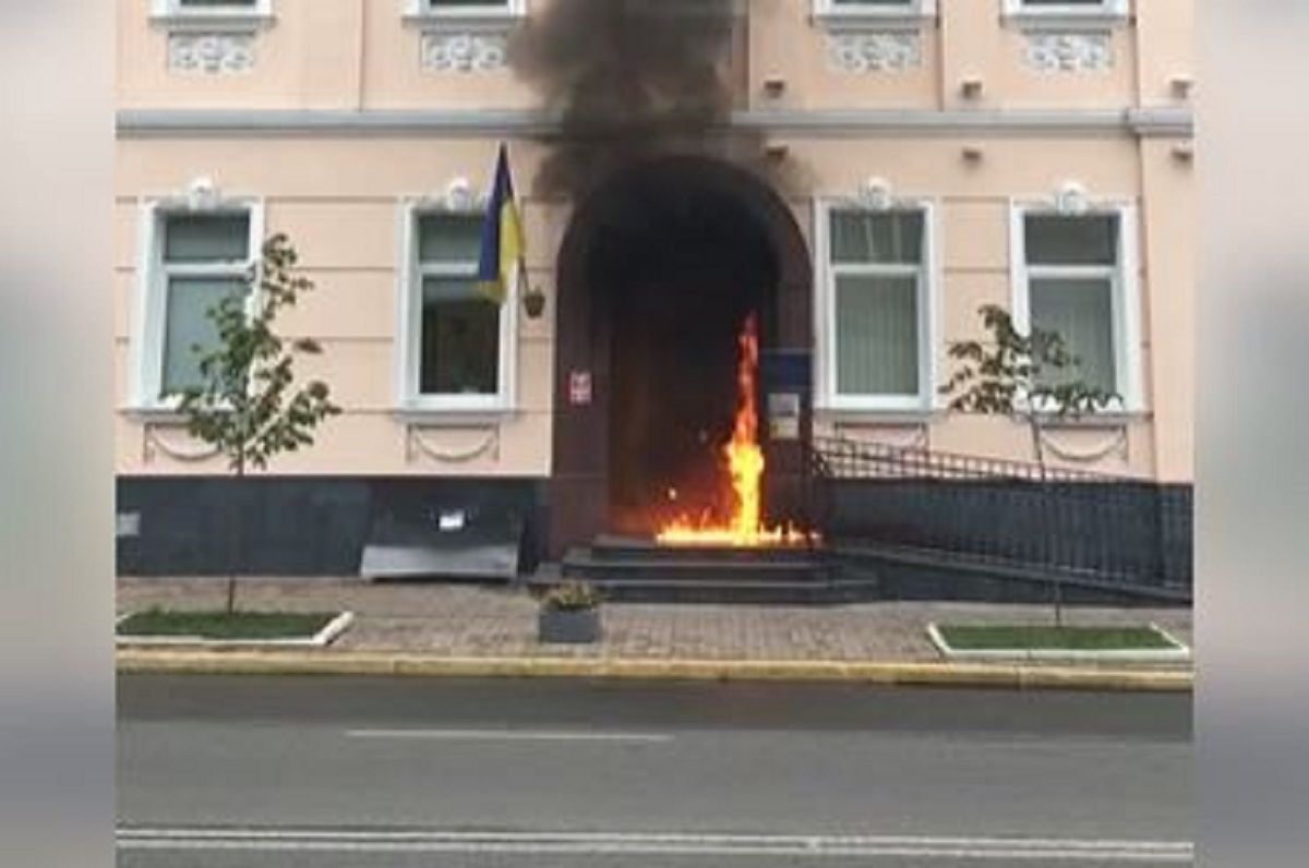 У Києві кинули «коктейль Молотова» в офіс Людмили Денісової