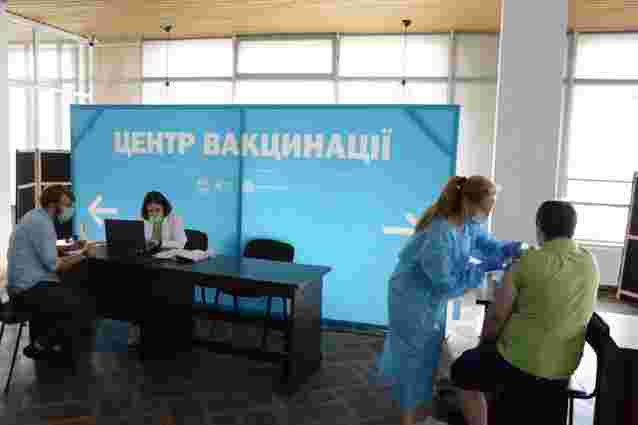 Центри вакцинації у Львові повідомили графік роботи на вихідні і на наступний тиждень