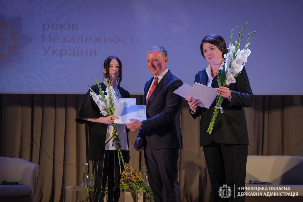 Найкращим випускникам з Чернівців виплатили по 4000 грн