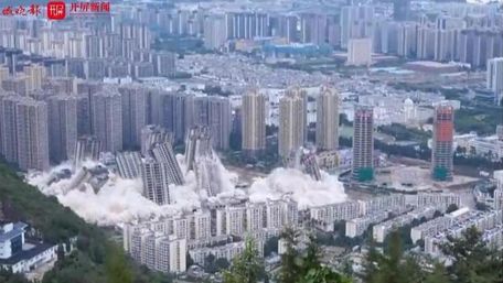 У Китаї одночасно знесли 15 недобудованих хмарочосів. Відео дня