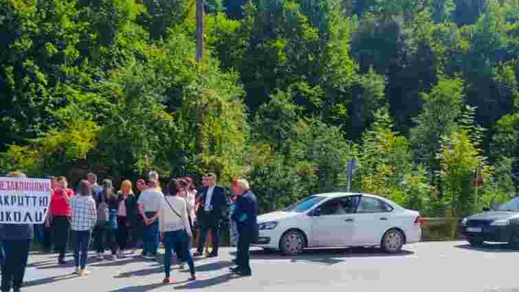 На Прикарпатті селяни перекрили дорогу через закриття школи