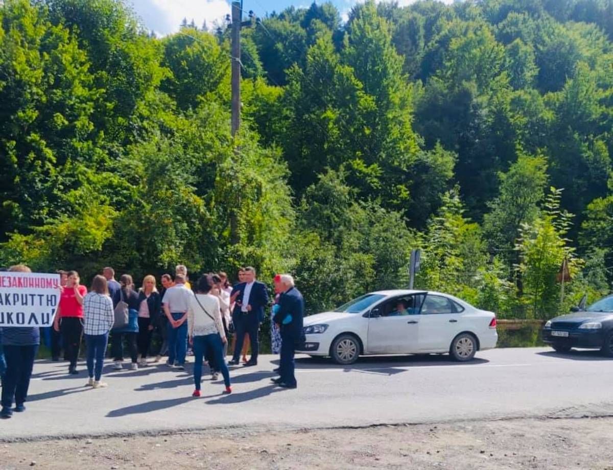 На Прикарпатті селяни перекрили дорогу через закриття школи