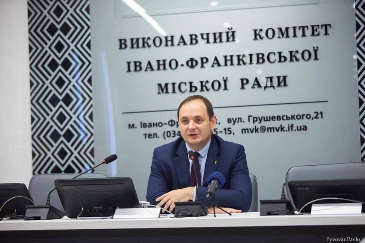 Мер Івано-Франківська пообіцяв звільнити невакцинованих працівників міськради
