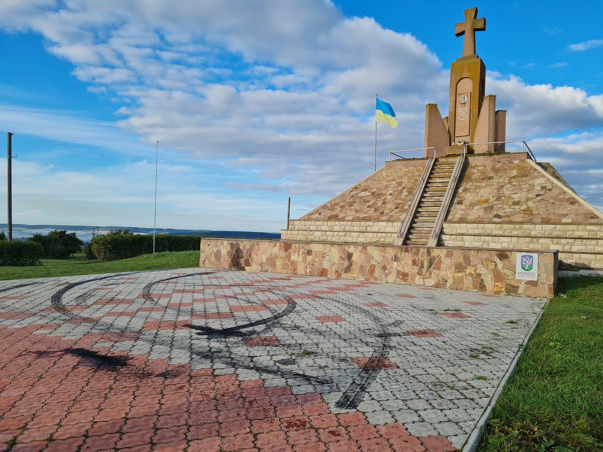 На меморіальному комплексі на горі Лисоня місцевий дрифтер пошкодив бруківку