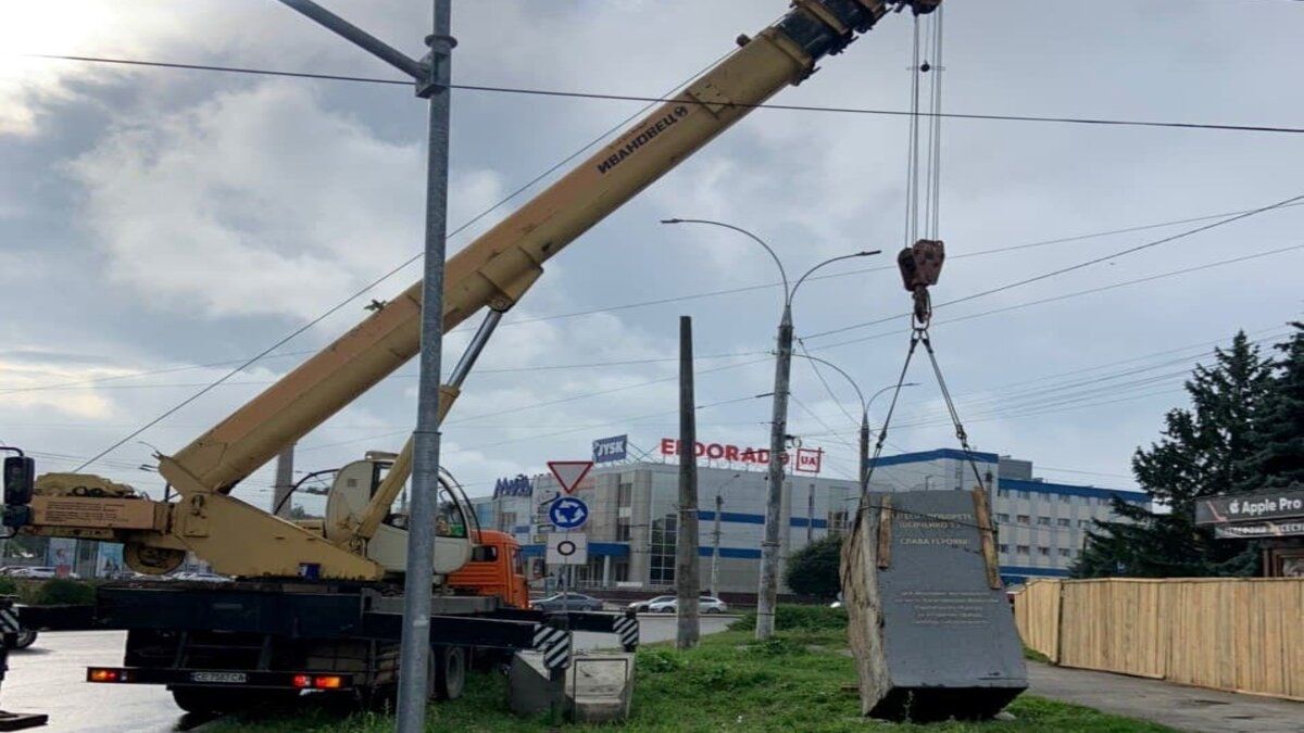 Біля готелю «Турист» в Чернівцях демонтували 18-тонний пам’ятник