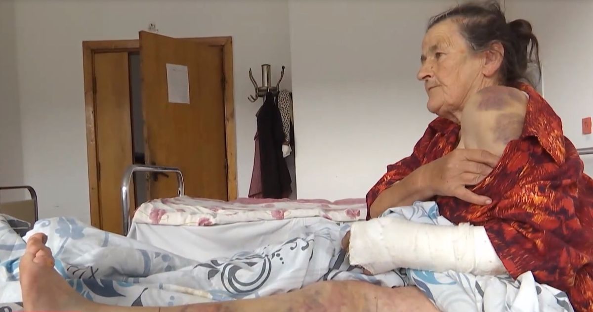 Староста села на Львівщині побив літню жінку за випас корови на стадіоні

