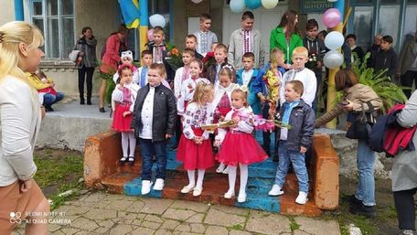 У селі на Львівщині провели урочисту лінійку під закритою школою