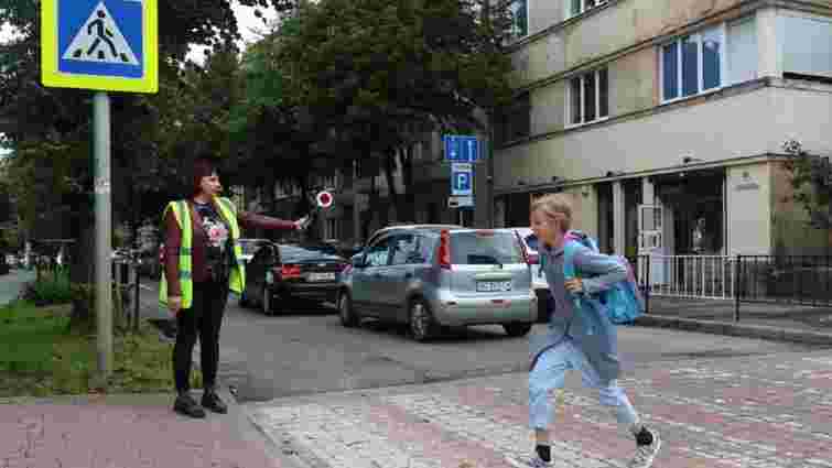 Волонтери переводять дітей через дорогу біля 19 львівських шкіл