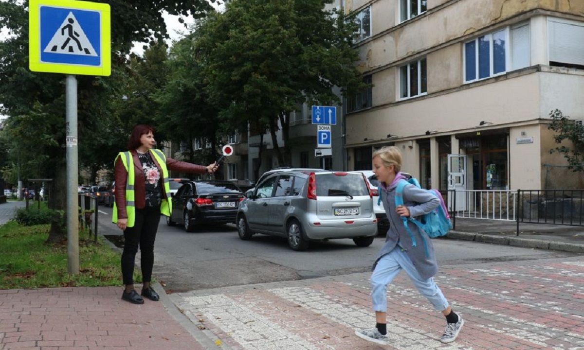 Волонтери переводять дітей через дорогу біля 19 львівських шкіл