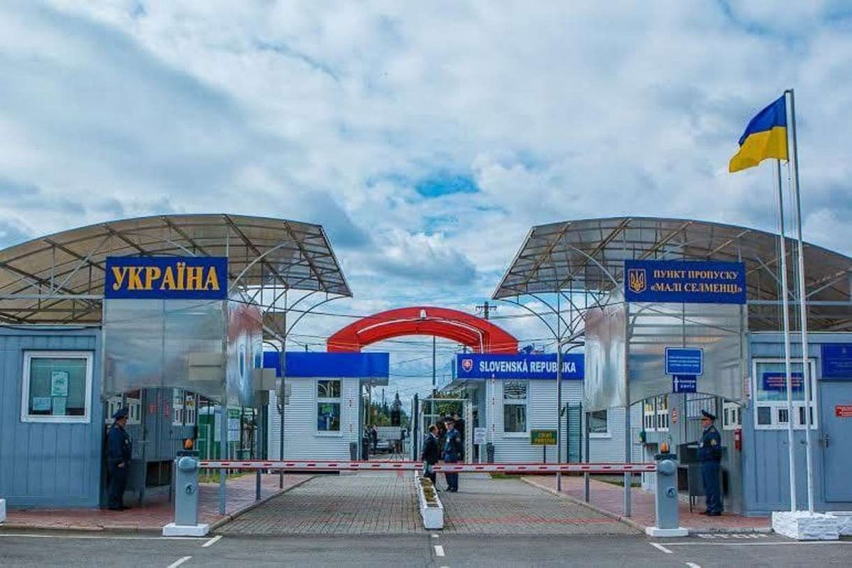 Для заміни серверів на двох КПП на кордоні зі Словаччиною припинять рух