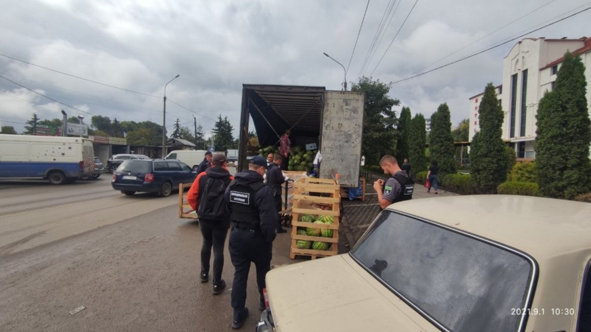 Через порушення правил паркування у Тернополі конфіскували фуру з кавунами