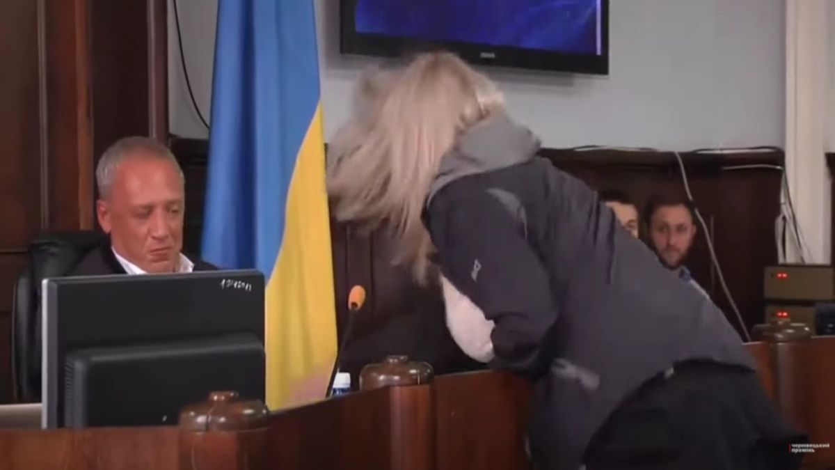 Під час сесії міськради на мера Чернівців напала невідома жінка