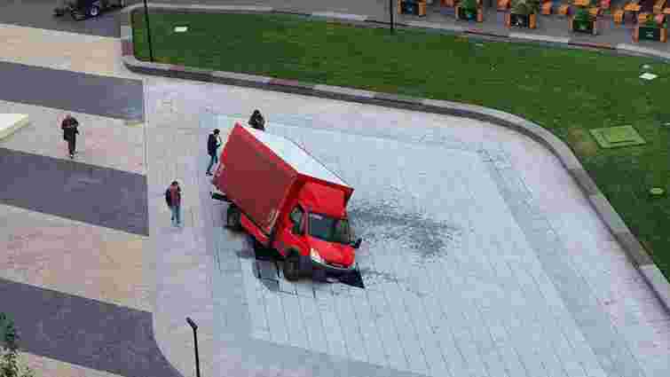 У відкритий в центрі Києва сухий фонтан провалилася вантажівка