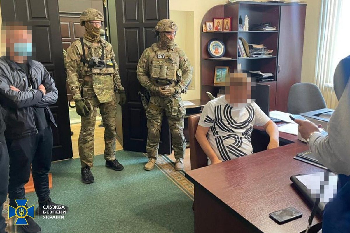 Депутата та чиновників Полтавської міськради викрили на хабарі