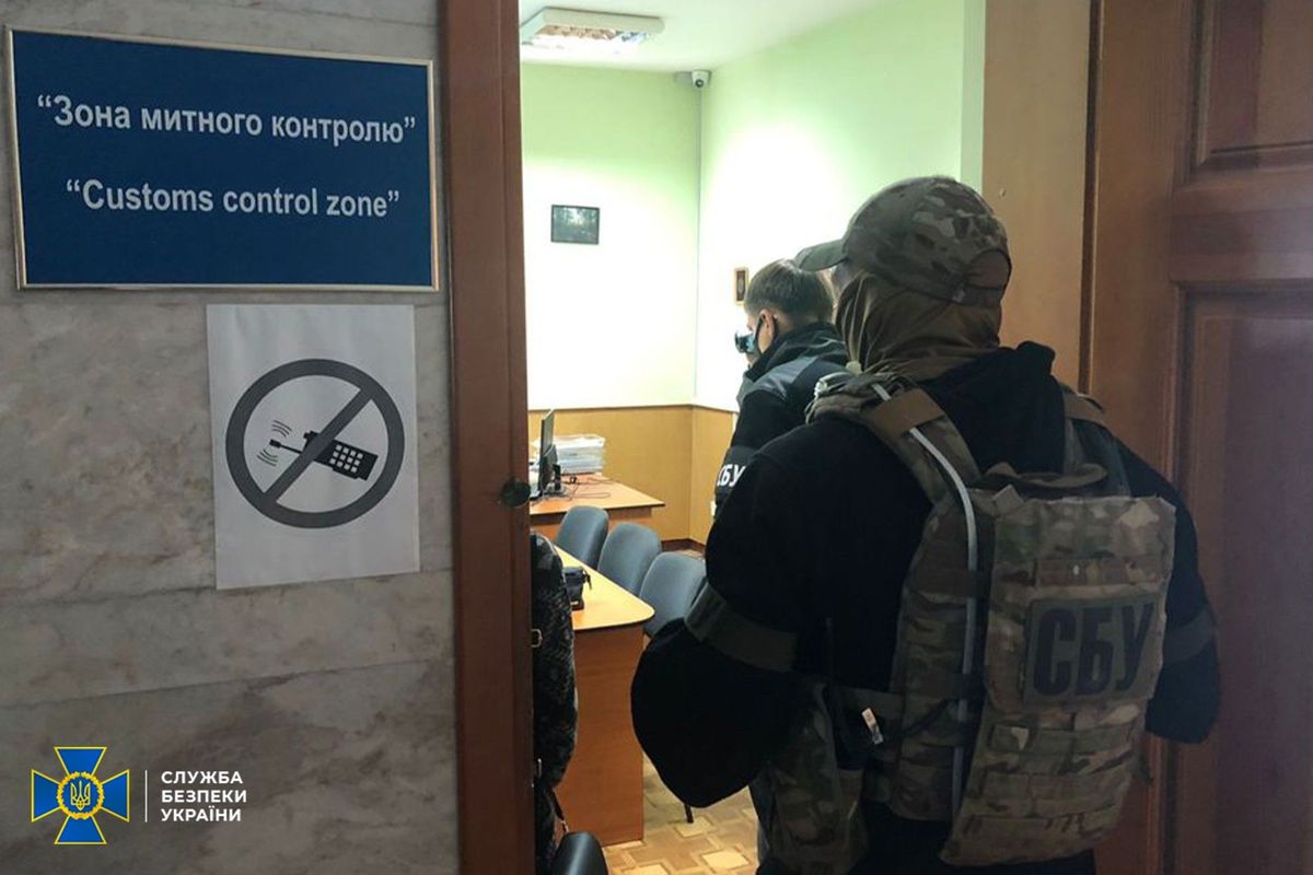 Рівненських та волинських митників підозрюють в умисному заниженні вартості вантажівок