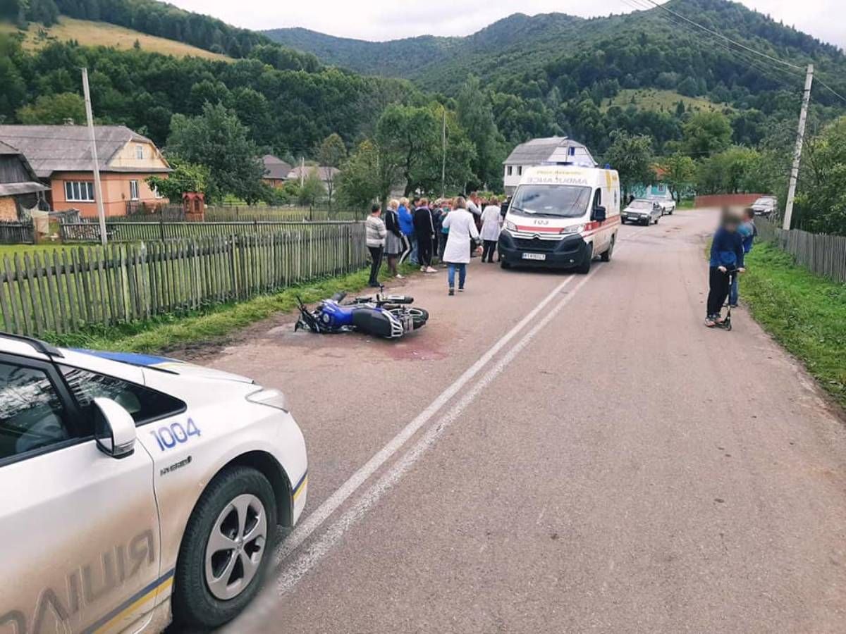 На Прикарпатті підліток на мотоциклі збив двох 16-річних дівчат