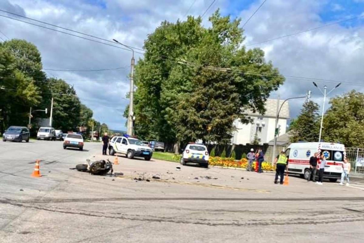 Біля Івано-Франківська поліцейський автомобіль зіткнувся з мотоциклом
