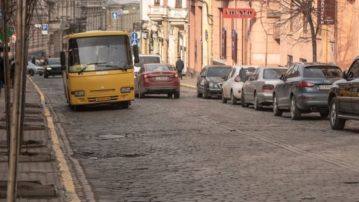У Чернівцях в маршрутки відлетіло колесо і вдарило перехожу