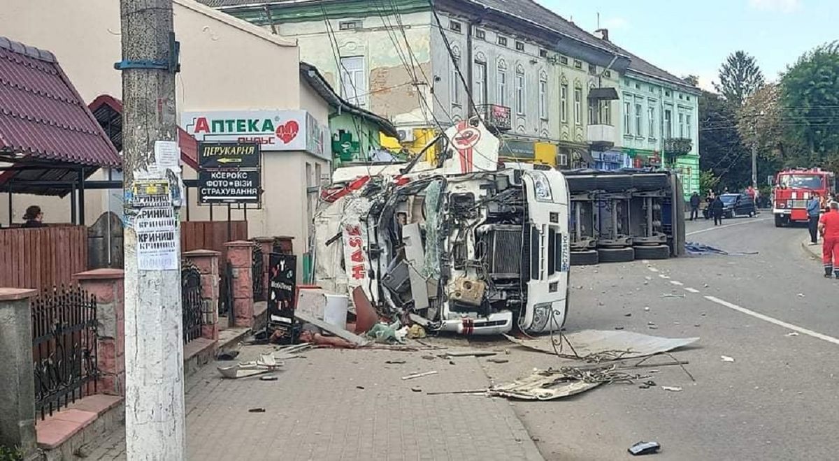 Вантажівка зі щебенем врізалась у магазин у Рудках, троє загиблих