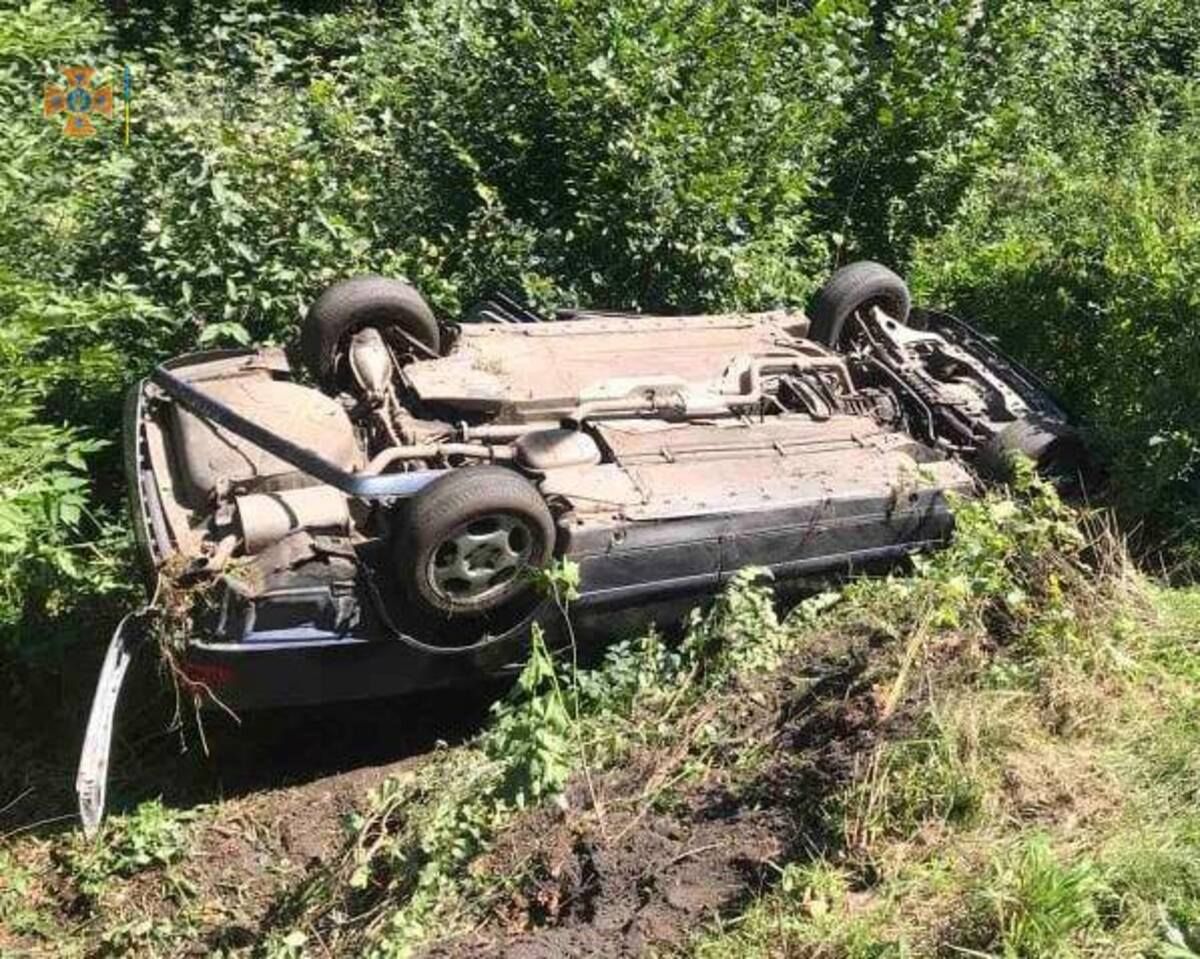 Біля Червонограда Mercedes злетів у кювет і перекинувся на дах