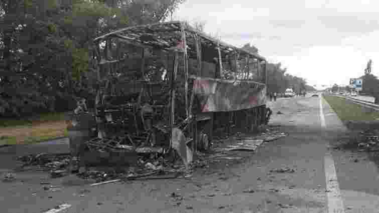 На Житомирщині автобус зіткнувся з автовозом, є загиблий і поранені 