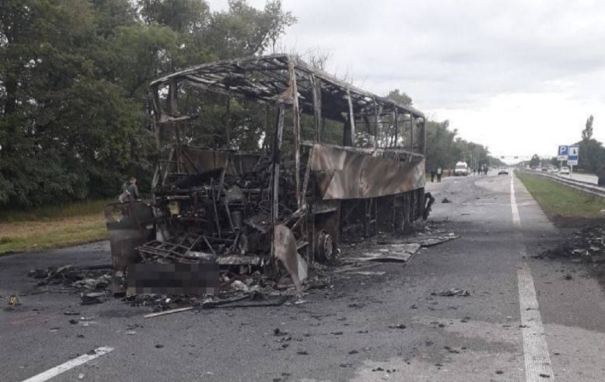 На Житомирщині автобус зіткнувся з автовозом, є загиблий і поранені 