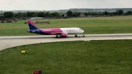 Літак WizzAir здійснив аварійну посадку у львівському аеропорту