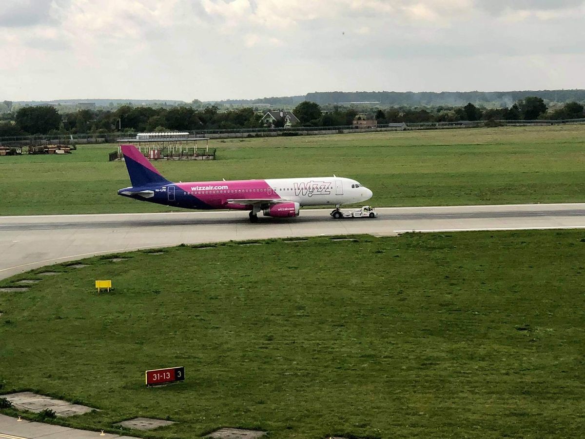 Літак WizzAir здійснив аварійну посадку у львівському аеропорту