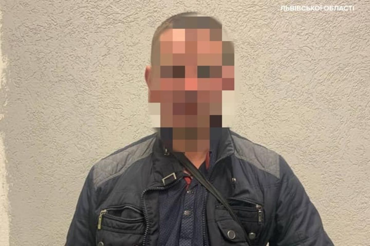 На львівській автостанції нетверезий чоловік погрожував зброєю перехожим