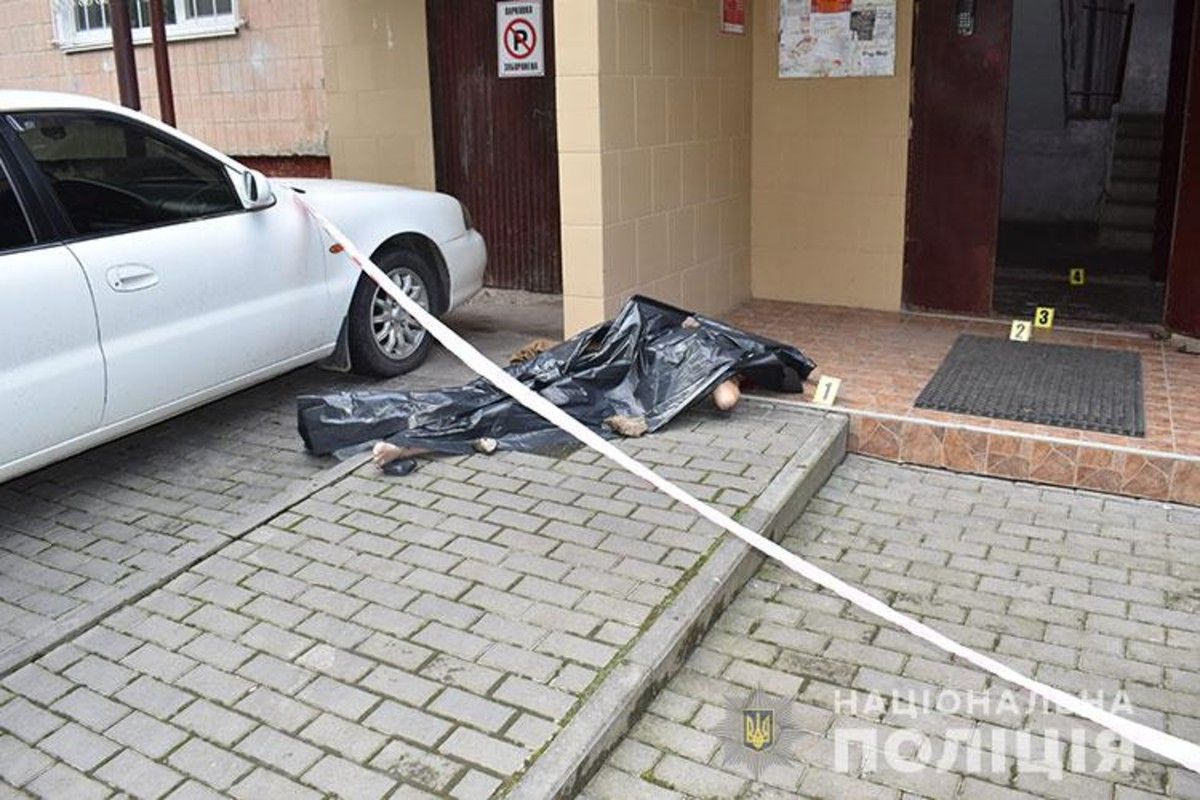 Під під'їздом будинку у Тернополі безхатько вбив 72-річного чоловіка