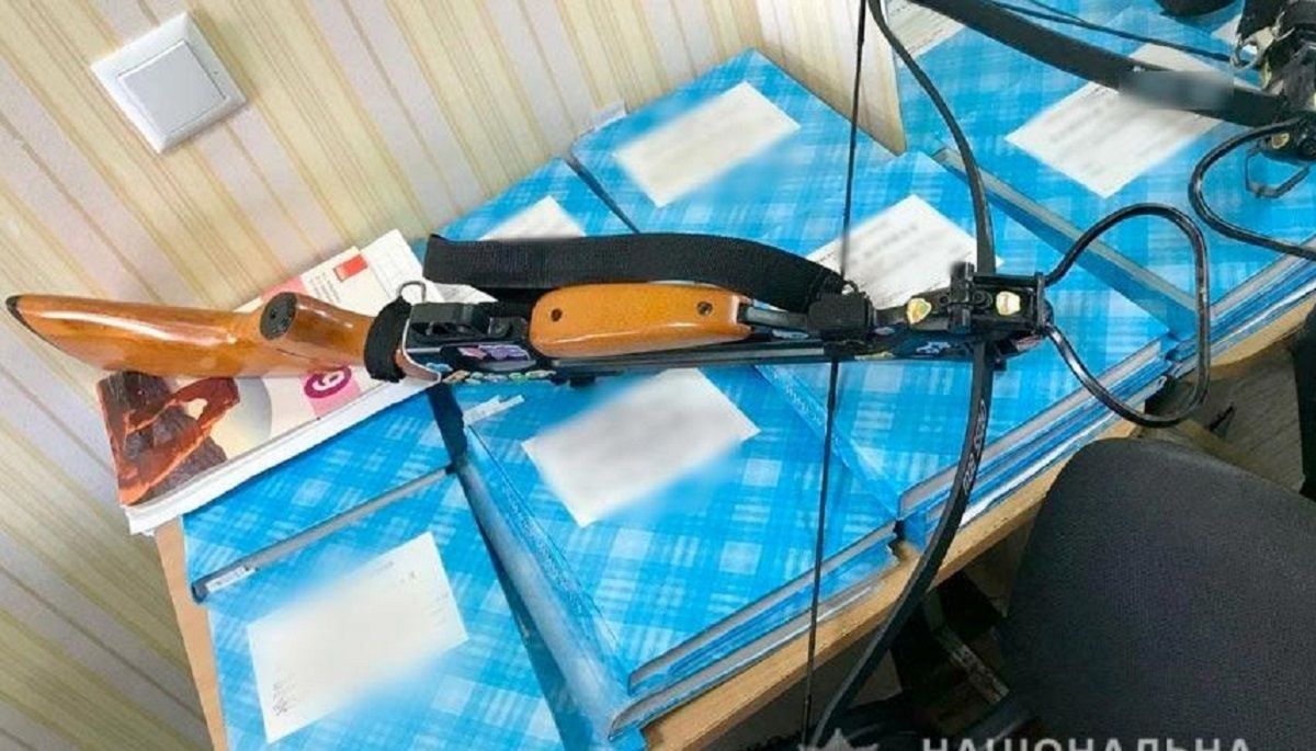 Колишня учениця поранила з арбалета двох вчителів полтавської школи