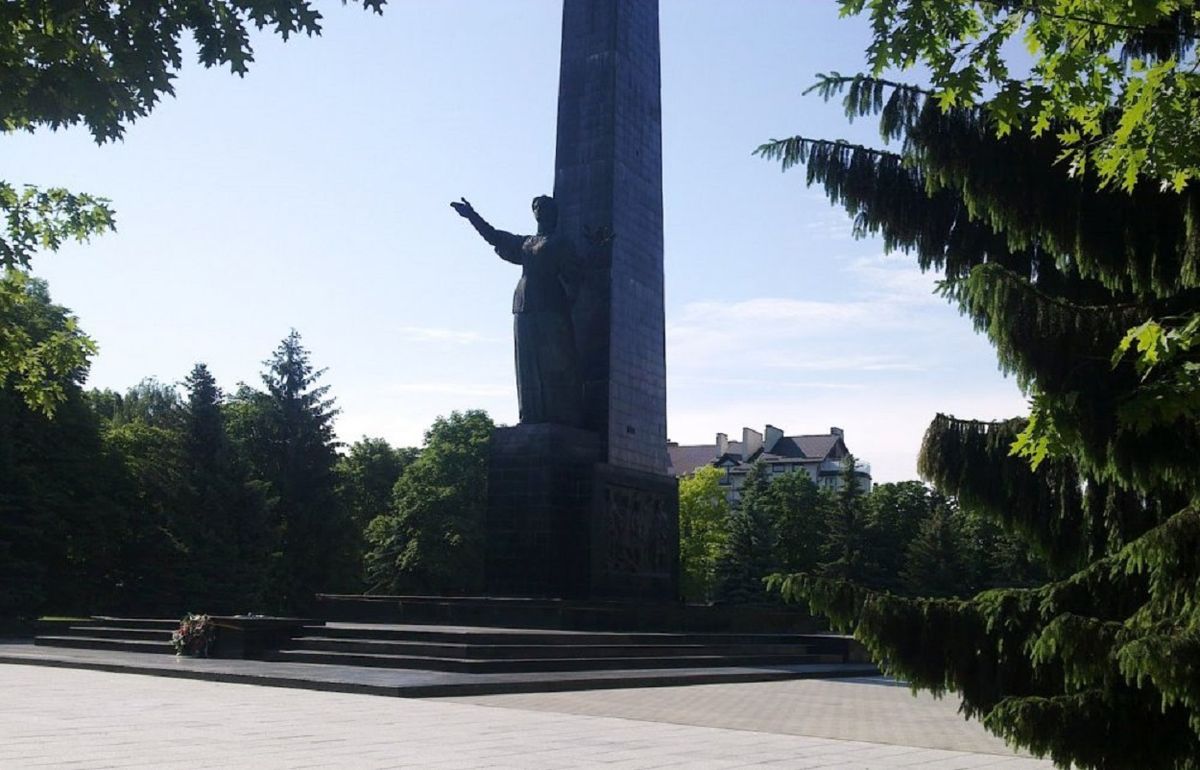 У Луцьку посилено патрулюватимуть Меморіал через підлітків на скейтбордах